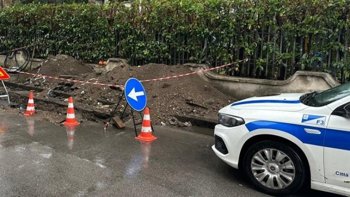 castellammare di stabia cantiere stradale abusivo e multa da oltre 800 euro