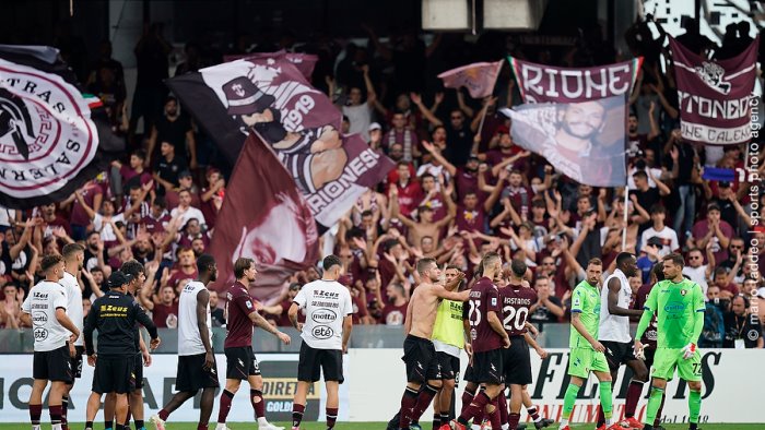 salernitana gli ultras gridano due anni da schifo nel mirino iervolino
