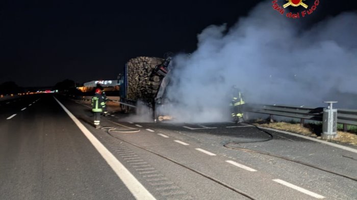 autotreno carico di legna prende fuoco in autostrada vigili del fuoco in azione