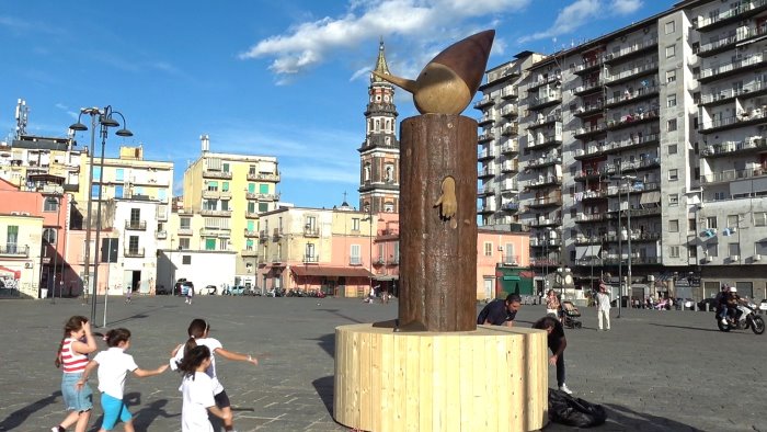 in piazza mercato a napoli ecco il pinocchio dell artista marcello jori