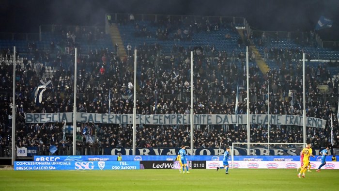 serie b a brescia raid vandalico al club e nuovo sit in cellino responsabile