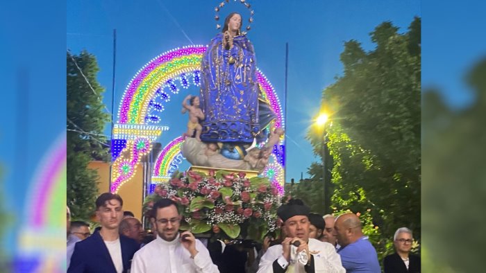 castel del lago due sacerdoti portano a spalla la statua dell immacolata