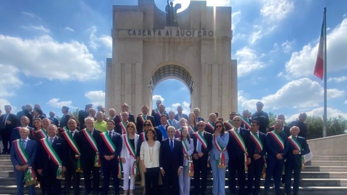 festa della repubblica a caserta l omaggio del questore ai caduti