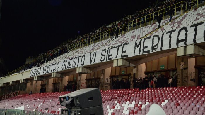 salernitana strigliata ultras alla squadra date tutto