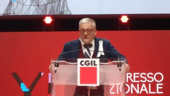 in piazza con i metalmeccanici per il salario e un occupazione sostenibile