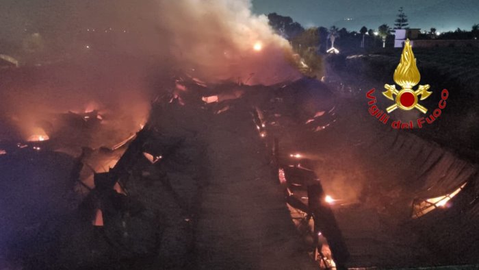 grosso incendio ad angri a fuoco un capannone di 4mila metri quadri