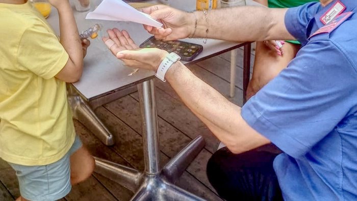 bimbo si allontana dalla madre attimi di angoscia poi un sospiro di sollievo