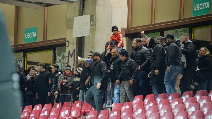 salernitana nuovi striscioni in citta rafforzato il piano di ordine pubblico