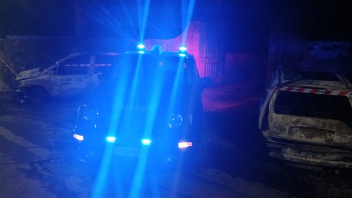 auto distrutte dalle fiamme nella notte a montoro indagano i carabinieri