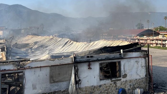 incendio ad angri ordinanza del sindaco chiudete porte e finestre