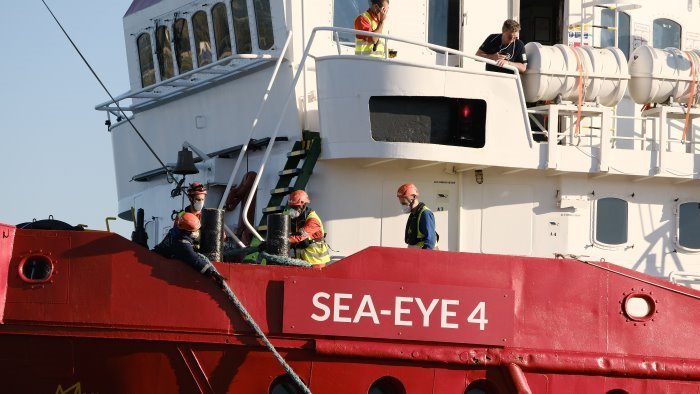 nave sea watch arrivata a napoli a bordo 70 richiedenti asilo