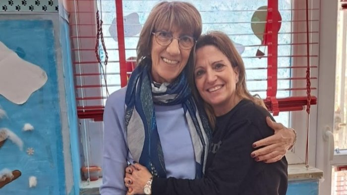 maestra incontra sua ex alunna dopo 50 anni oggi insegnano nella stessa scuola