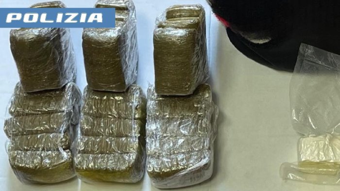 torre del greco nasconde oltre 3 kg di droga nello zaino arrestato