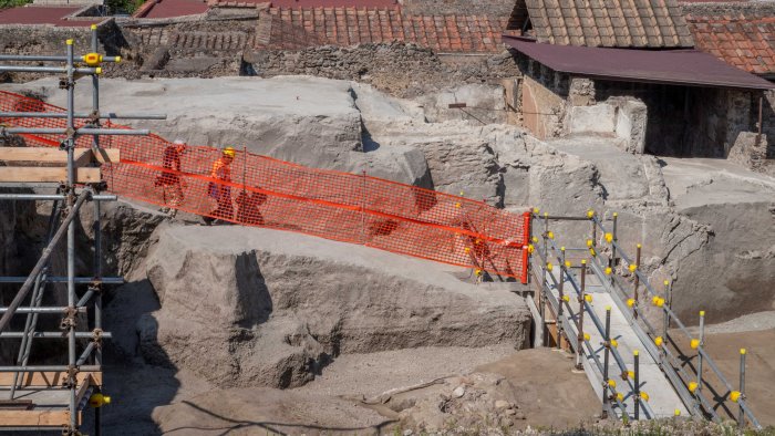 la villa dei misteri a pompei riprende lo scavo della legalita