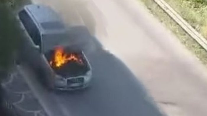 ariano il fumo e in pochi istanti le fiamme all interno del vano motore