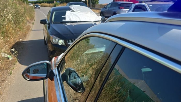 si sente male mentre e alla guida accosta e muore