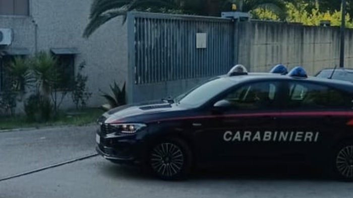 tragedia a sperone 35enne si toglie la vita nel deposito di un azienda