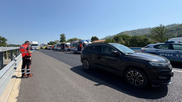 maxi tamponamento sul raccordo salerno avellino sei persone in ospedale