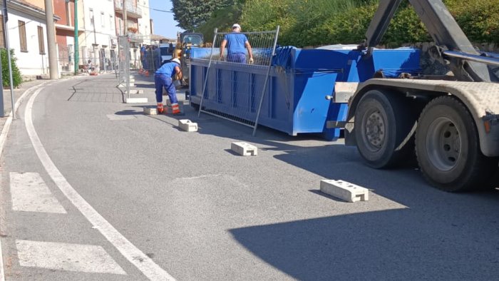 ariano via alla rimozione dei pali della luce in calcestruzzo cavi interrati