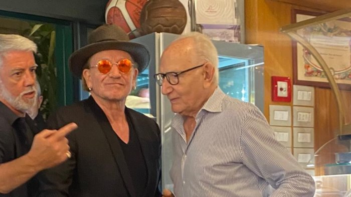 bono vox dopo due anni a napoli e torna da mimi alla ferrovia