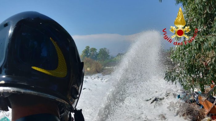 pontecagnano faiano fiamme in una discarica abusiva