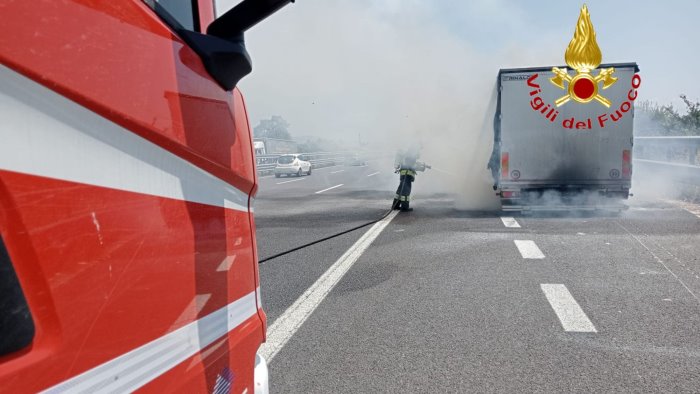 camion in fiamme in autostrada a pontecagnano paura per l autista