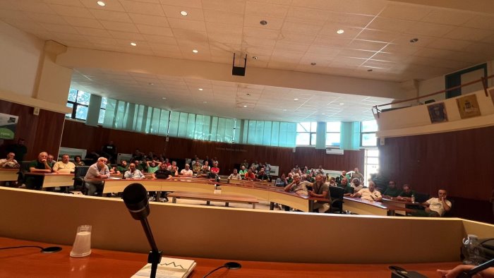 servizio anti incendio boschivo affollata assemblea sindacale a calitri