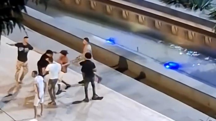 maxi rissa tra ragazzini a battipaglia lo scontro davanti al comune