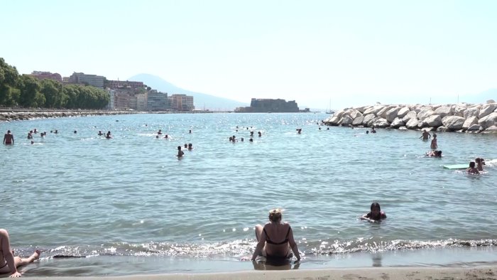 assalto ai lidi mare libero no a speculazioni su bagnoli
