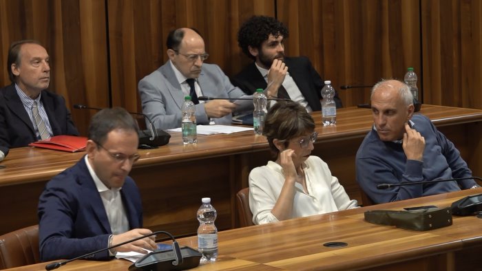 la crisi al comune di avellino pd diviso su piu livelli