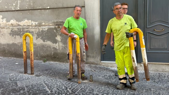 rimossi paletti stendini fioriere e transenne abusive dalle strade di napoli