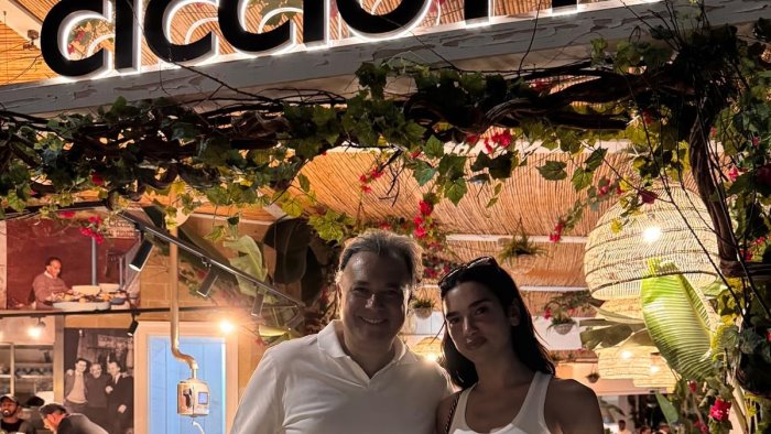 dua lipa in vacanza a napoli foto da cicciotto