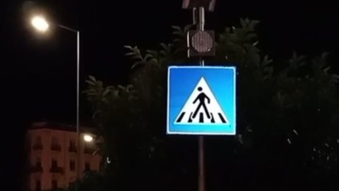 napoli in corso vittorio emanuele i segnali stradali luminosi per i pedoni
