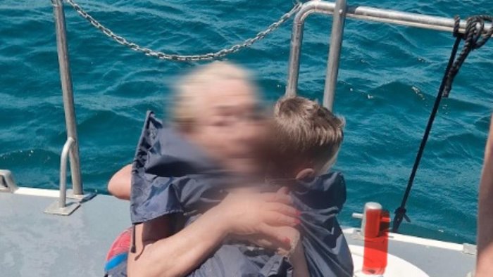 il vento trascina nonna e nipote a 4 km dalla costa salvati dalla capitaneria