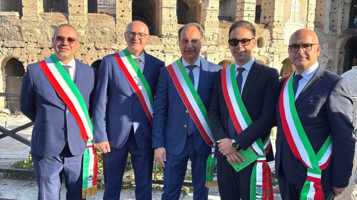 festa della repubblica tra 250 sindaci italiani anche 5 fasce tricolori irpine