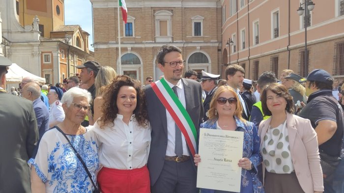 angela rosa insegnante grottese riceve a ravenna l onorificenza di cavaliere