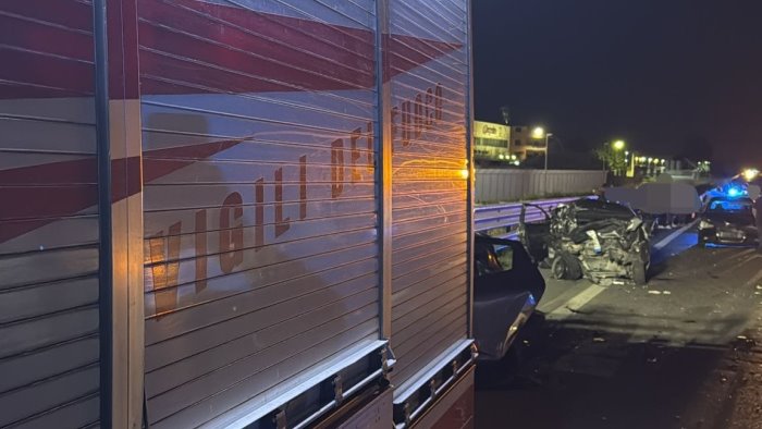 maxi incidente carinaro tre giovani incastrati tra le lamiere in codice rosso