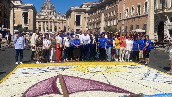 il profumo di paduli a san pietro gli infioratori di nuovo protagonisti a roma