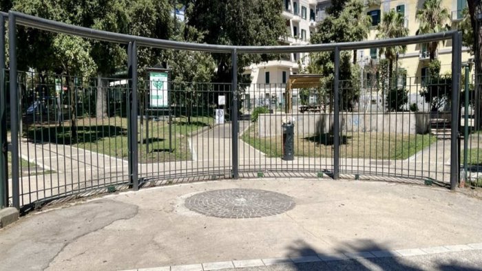napoli parco mascagna chiuso non si trovano le chiavi per aprire i cancelli