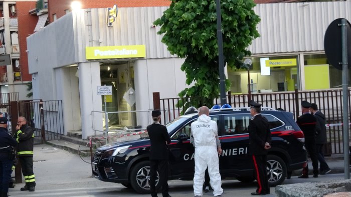 esplosione nella notte a grottaminarda commando fa saltare in aria il postamat