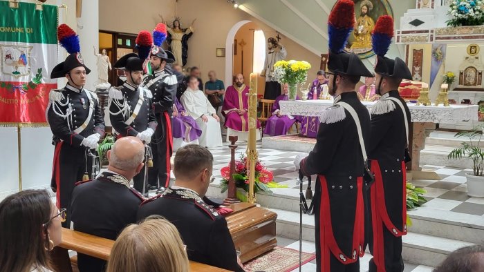 addio al maresciallo perrone lacrime e commozione nella chiesa di ospedaletto