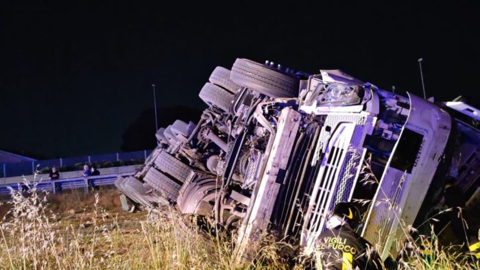 autoarticolato si ribalta in autostrada ferito il conducente