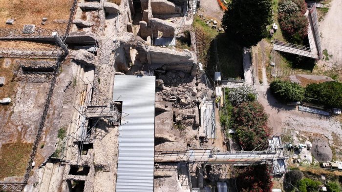 scosse nei campi flegrei doppio cedimento al parco archeologico di pompei