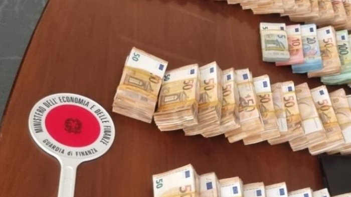 usura ed estorsione ad un imprenditore scatta il blitz due arresti