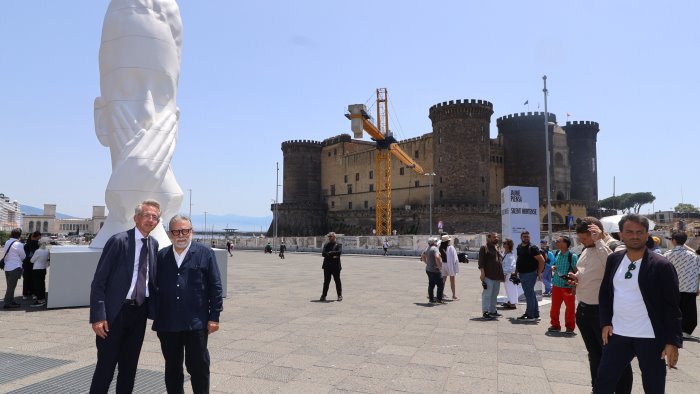 napoli si alza il sipario su silent hortense dell artista jaume plensa