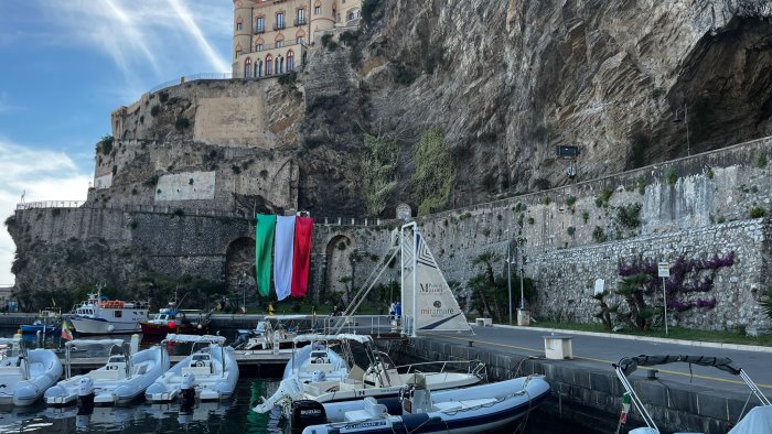 maiori montaggio e verifica dei pontili al porto turistico