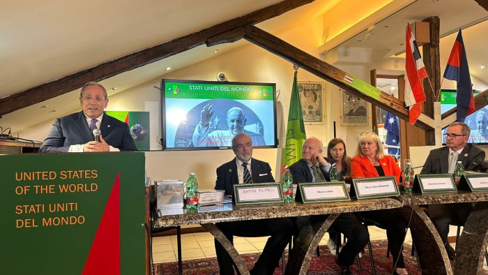 il sacrario di papa francesco da napoli messaggio contro le guerre