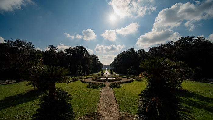 operaio si sente male mezzo da cantiere danneggia la reggia di caserta