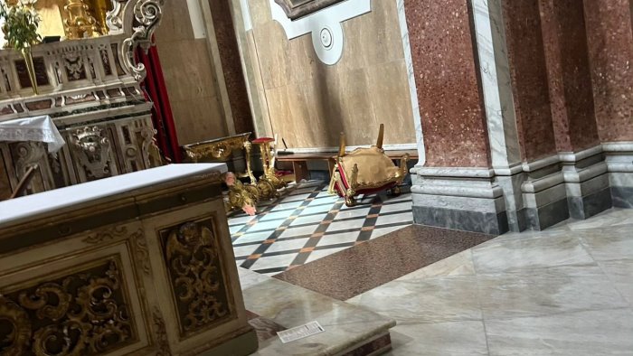 persona in stato confusionale devasta santuario