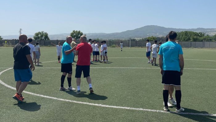 generazioni a confronto gli insegnanti trionfano sul campo di calcio